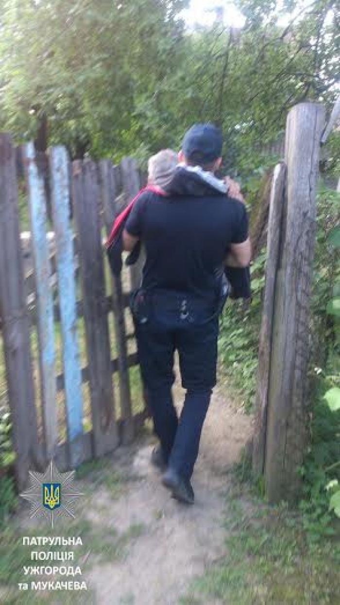 Закарпатські патрульні  допомогли людині з обмеженими можливостями