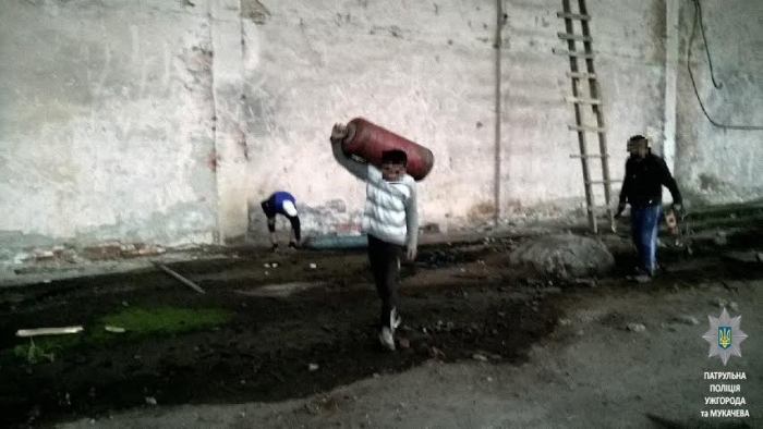 Мукачівські патрульні затримали чоловіків, що крали метал на закинутому заводі