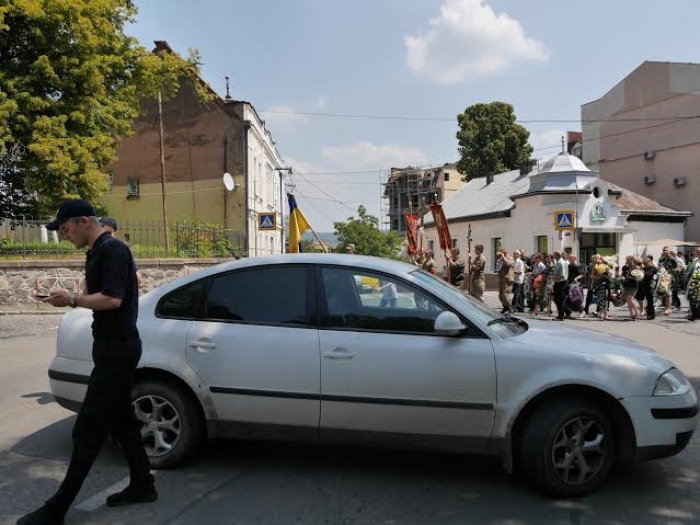Як поліція в Ужгороді подбала про безпеку руху під час поховання Героя