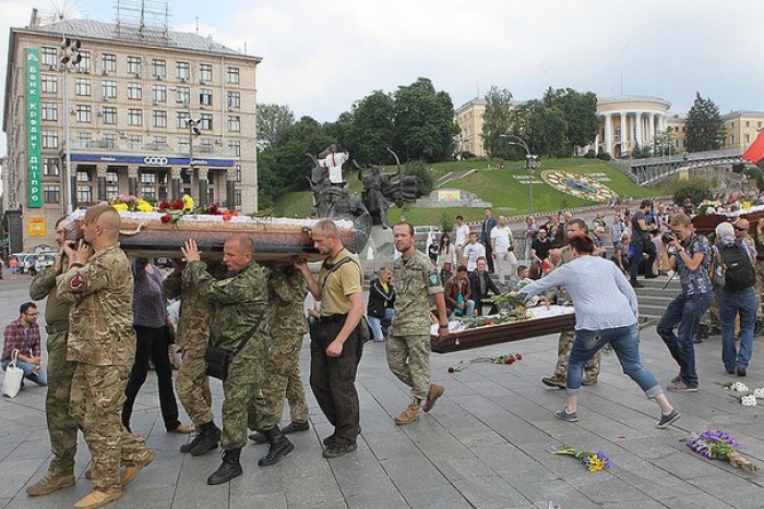 У ці хвилини Київ прощається з двома Героями, один - закарпатець