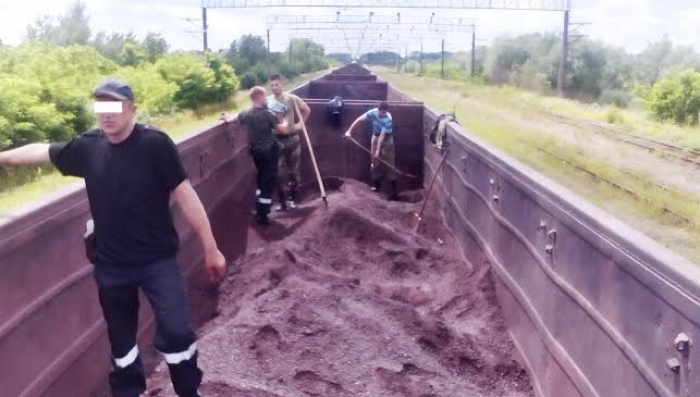 Зловмисники із Закарпаття  додумались переховувати контрабанду у вагоні з рудою