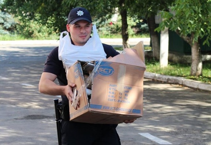 Закарпатські поліцейські зібрали більше трьох центнерів макулатури для дітей Східної України