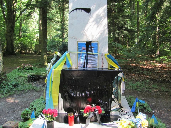 Невідомі вандали вимазали гудроном могилу Степана Бандери в Мюнхені
