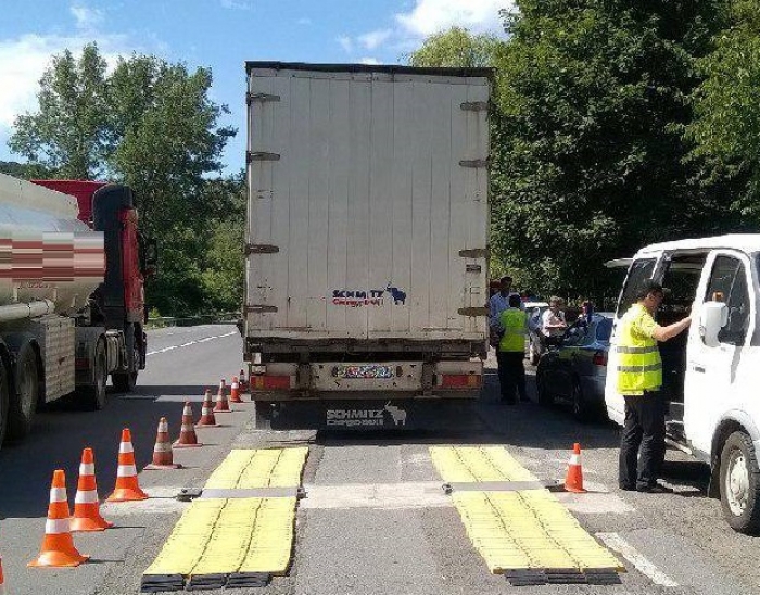 Закарпатські поліцейські сьогодні зважували вантажівки на трасі Київ-Чоп
