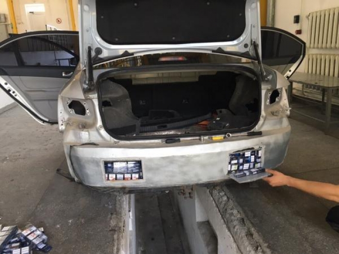 На закарпатській митниці виявили черговий автомобіль, "запакований" сигаретами