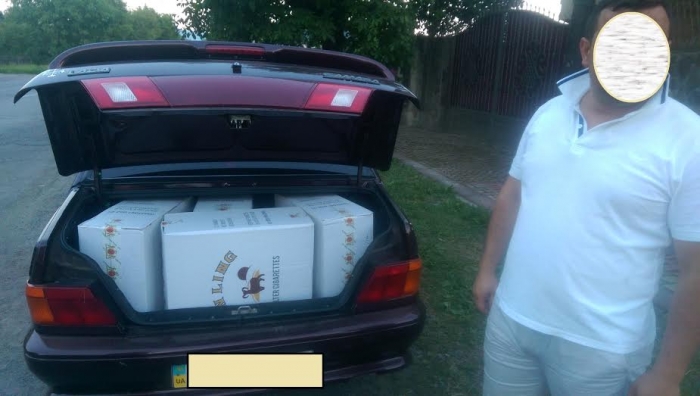 Закарпатські прикордонники затримали чоловіка, що намагався перевзти через кордон 6 ящиків цигарок