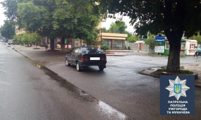Ужгородські патрульні евакуювали на штраф майданчик неправильно припаркований автомобіль