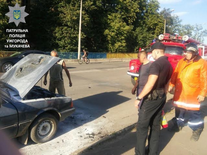 В Мукачеві під час руху загорілось авто