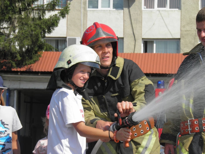 Дітей внутрішніх переселенців закарпатські рятувальники ознайомили з особливостями своєї професії