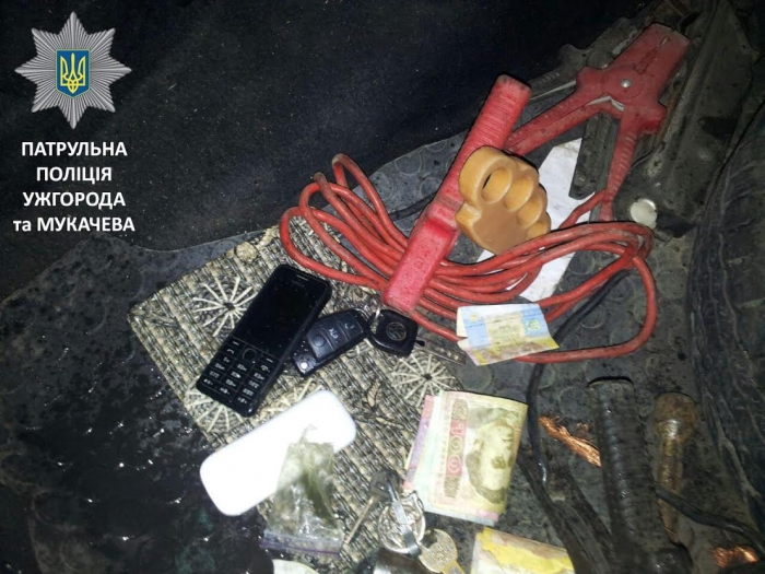 Мукачівські патрульні виявили у п'яного в автомобілі холодну зброю і наркотики