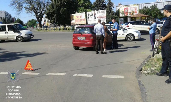 Сьогодні вранці на площі Кирила та Мефодія в Ужгороді велосипедистка «не роз’їхалася» з Мерседесом