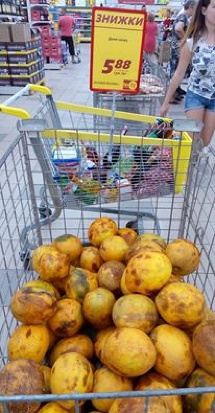 Ужгородський супермаркет продає гнилі та попсовані фрукти під виглядом свіжих