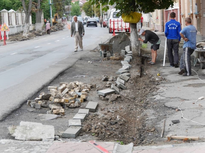 Півтора кілометра тротуарів в Ужгороді викладуть ФЕМ-плиткою