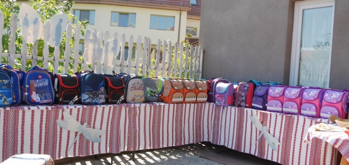 Закарпатські благодійники зібрали ранці та шкільне приладдя для ужгородських першокласників