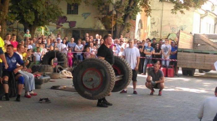 Силачі у центрі Ужгорода змагаються за дерев’яних ведмедів