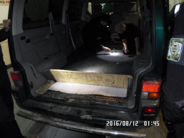 На "Тисі" митники знайшли у подвійному дні авто майже 4 тисячі пачок цигарок