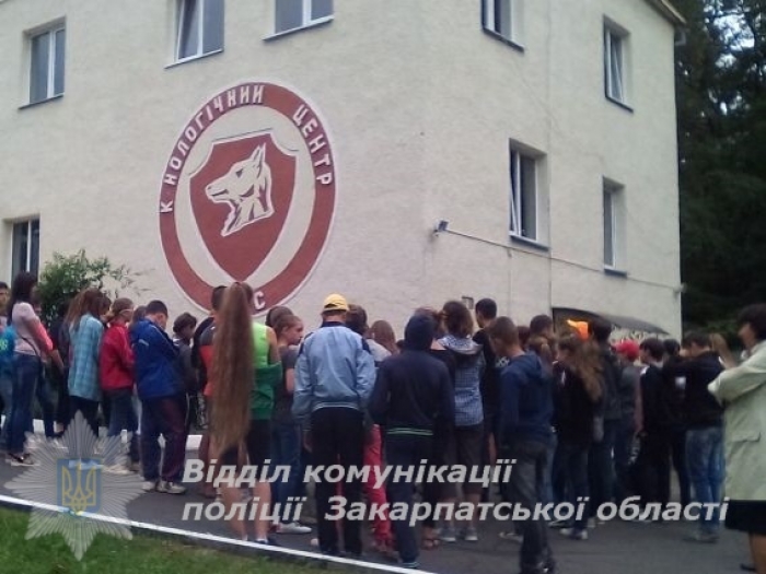 Закарпатським дітям показали "собачу службу" у кінологічному центрі поліції