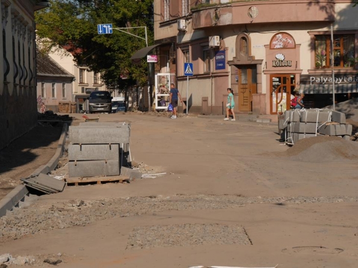 Перекриту ужгородську вулицю на День знань відкриють на два дні