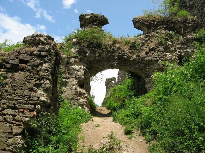 Хустський замок спробують підкорити велосипедисти