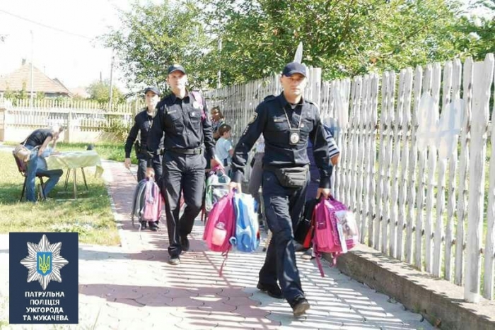 Зібрати дітей у школу в Мукачеві допомагали поліцейські