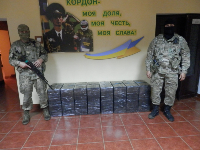На березі Тиси знайшли покинуті контрабандистами 4 тисячі пачок цигарок