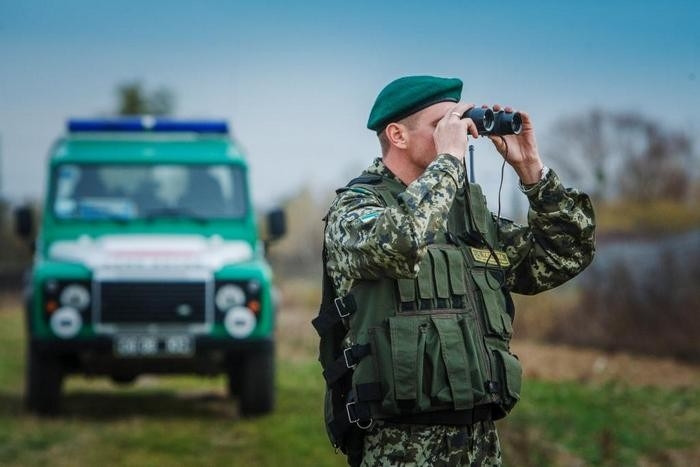 Закарпатські прикордонники упіймали трьох контрабандистів, яких помітили з Румунії