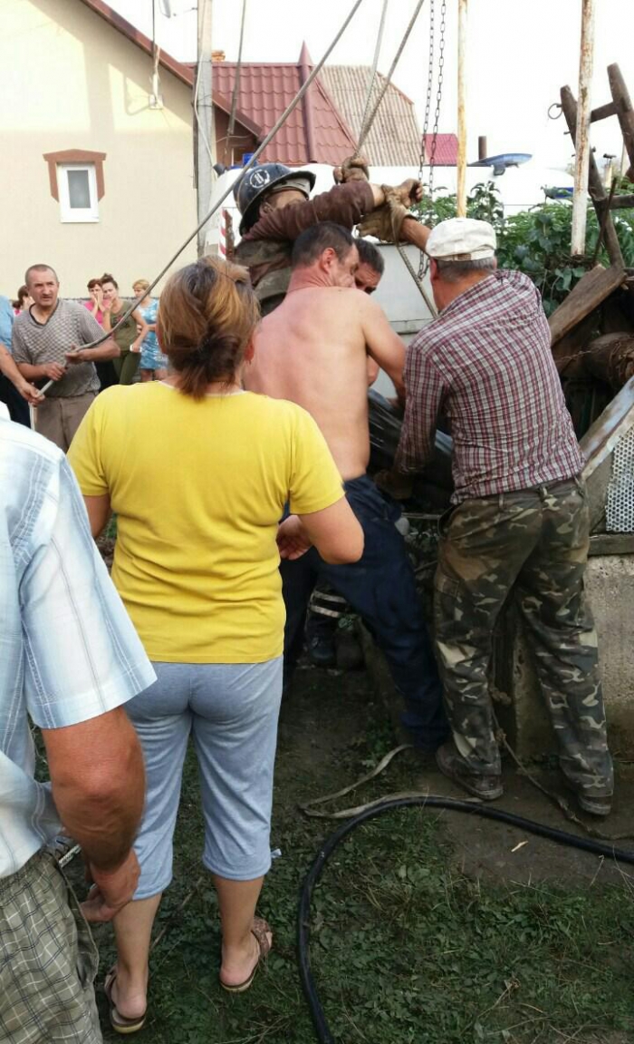 Тячівські рятувальники витягли з колодязя травмованого зсувом грунту чоловіка
