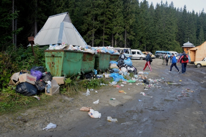 В мережі з'явились фото величезних куп сміття біля підніжжя Говерли