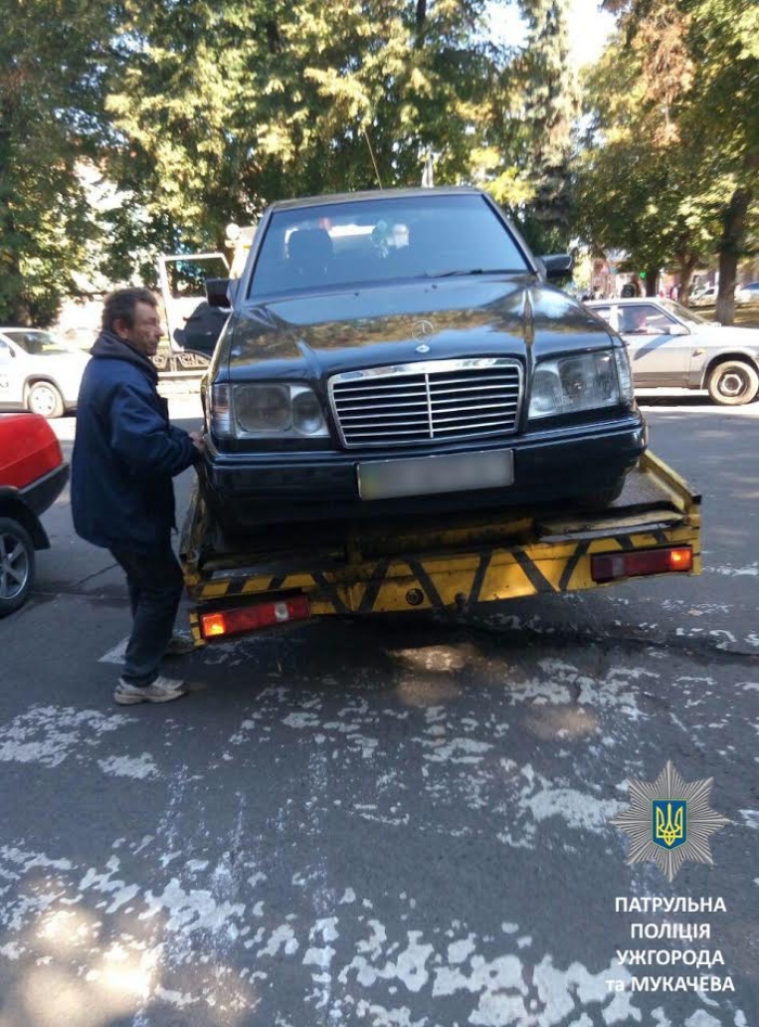 Ужгородські патрульні сьогодні евакуювали два автомобілі за порушення правил паркування