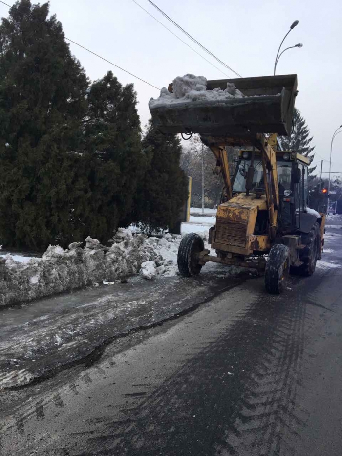 Ужгородські комунальники працюють без вихідних: розчищають та вивозять сніг