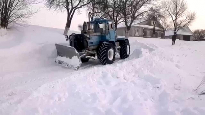 На Міжгірщині дефіцит трактористів для чищення снігу. Платять 6 тис. грн