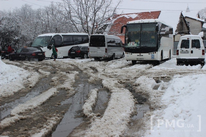 Мукачево провалило краш-тест від снігу – в місті ні пройти, ні проїхати