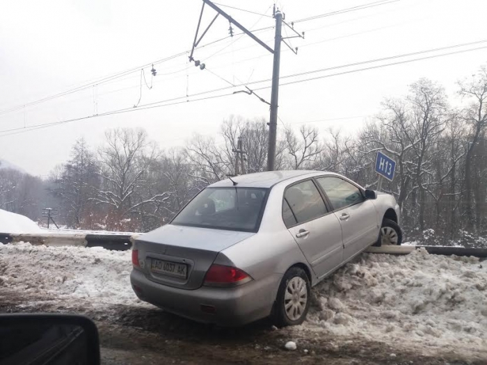 Біля Перечина водієві іномарки дорога виявилась завузькою