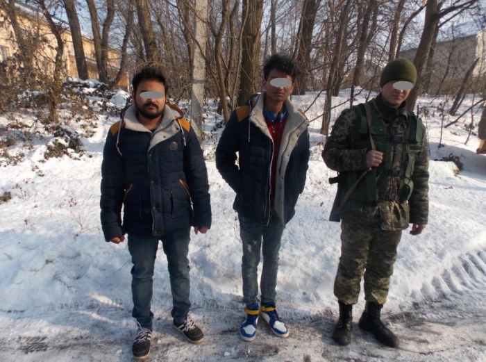 Азіатська зовнішність і відсутність документів привели індійських студентів до ужгородської поліції