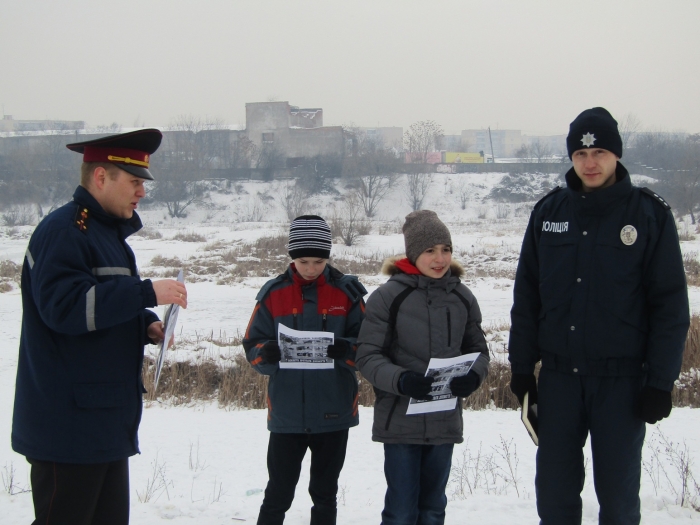 Потепління розтоплює лід: муніципали просять не гуляти Ужем і дітей не пускати