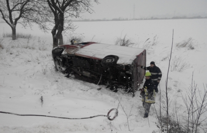 Сніг та ожеледь зробили закарпатські дороги одними з найнебезпечніших в Україні