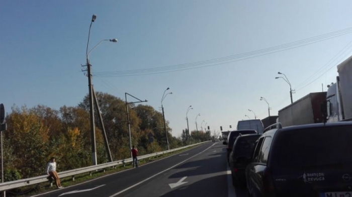 На кордонах на Закарпатті - знову довгі черги