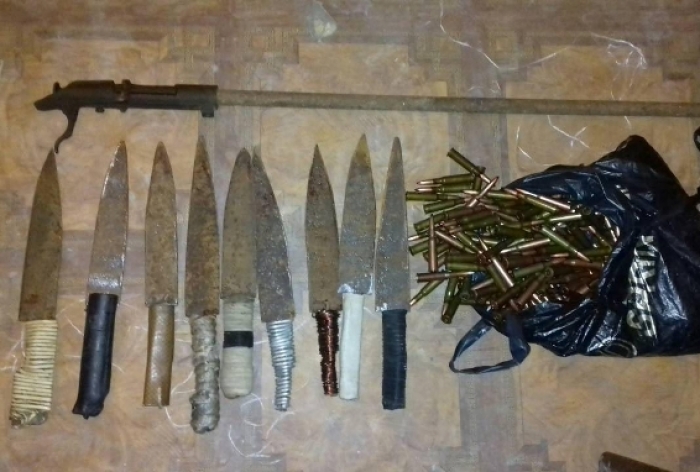 Роззброївся на повну: мешканець Перечинщини сам віддав поліції цілий арсенал зброї