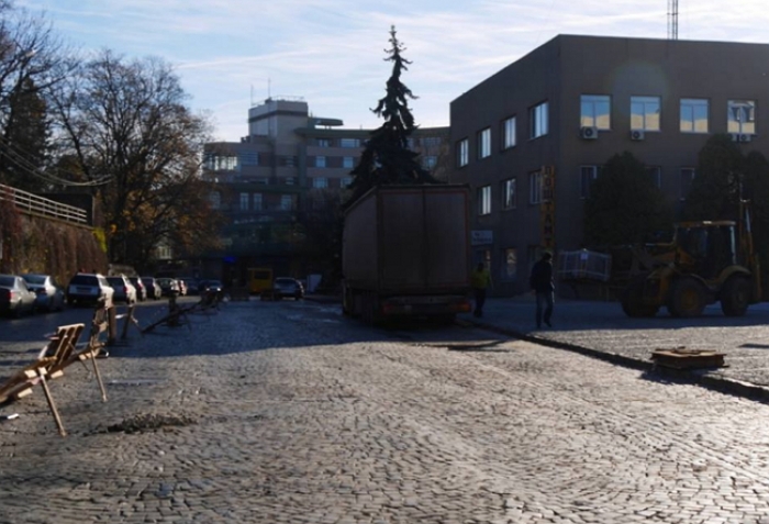 Новий тротуар на площі Поштовій в Ужгороді вимостять із гранітних плит та брущатки для мощення із габро