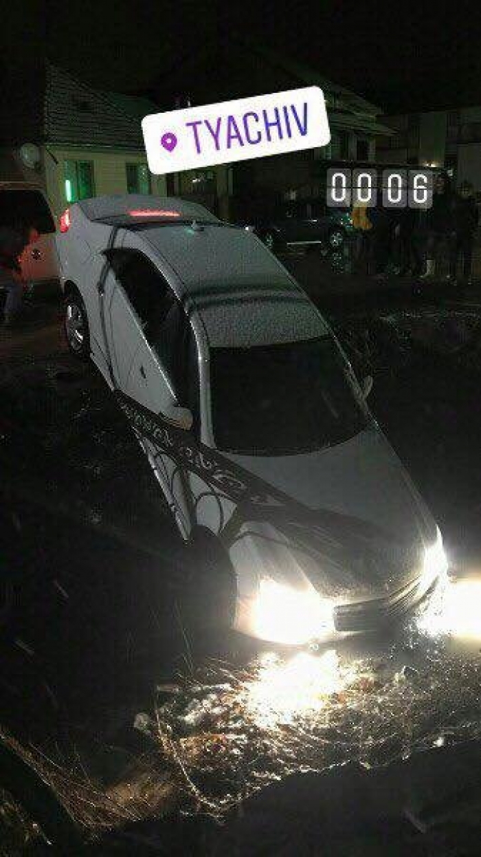 У Тячеві авто вирішило "попити води" у місцевому потічку
