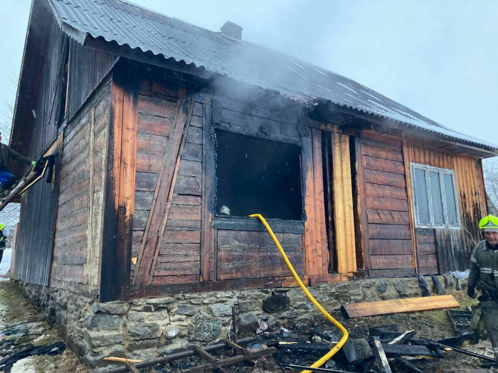 Рахівські вогнеборці ліквідували пожежу в житловому будинку