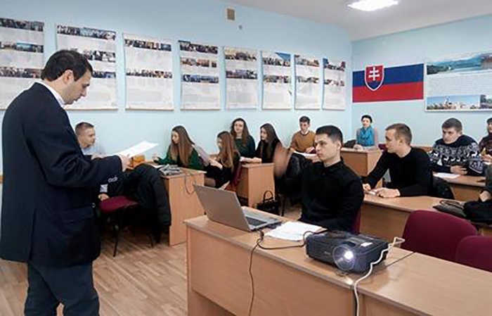 Професійне свято на факультеті МЕВ в УжНУ відзначили студентською науковою конференцією