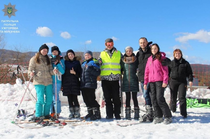 Поєднали корисне з приємним: закарпатські патрульні покаталися на лижах зі шкільними колегами