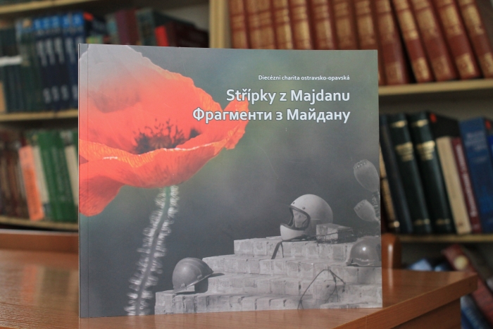 Презентація двомовної книги «Фрагменти з Майдану» відбулася в Закарпатській обласній бібліотеці