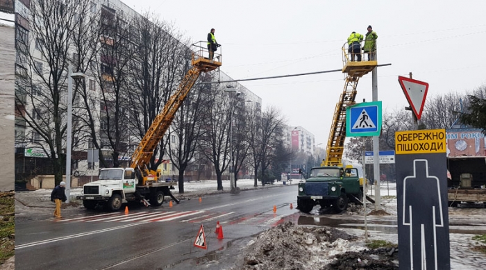 Додаткове освітлення і попереджувальний світлофор встановлюють на небезпечному перехресті в Ужгороді