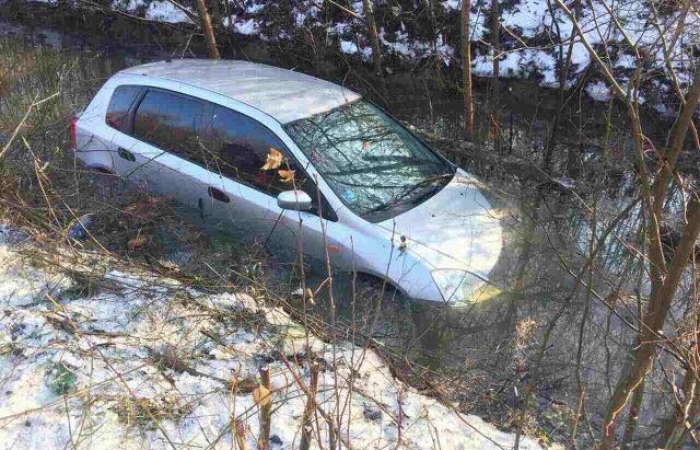 У Мукачеві жінка експерементувала наскільки її автівка здатна погрузитись під воду