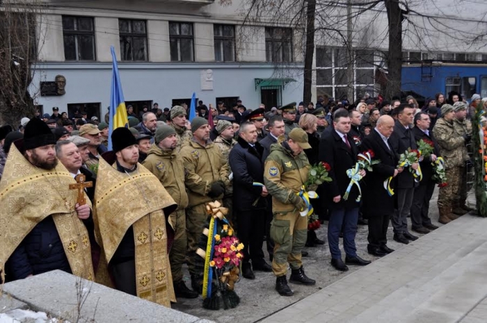 Квітами, хвилиною мовчання та військовими залпами: на Закарпатті вшанували пам’ять краян, які загинули в Афганістані