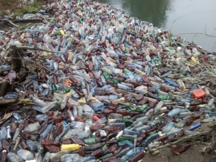 На берегах річок Великоберезнянщини "розквітають" пляшки 