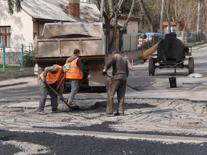 Підрядники в Ужгороді "виправляють" відремонтовану торік дорогу