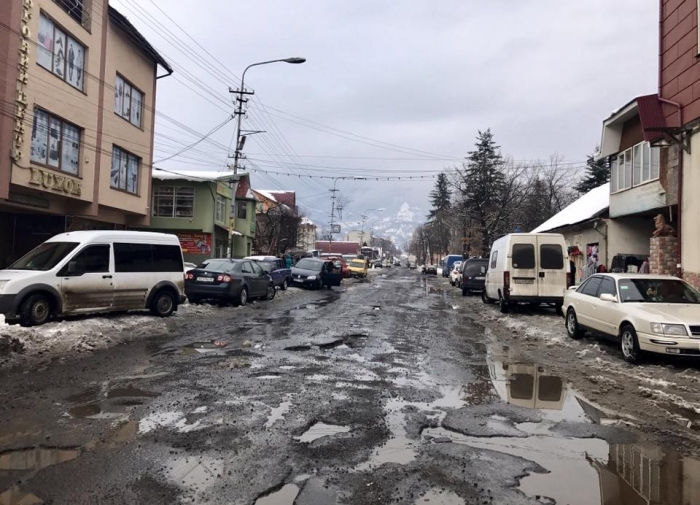 За зруйновані "погодними умовами" дороги на Тячівщині відповідальність нестимуть дорожники